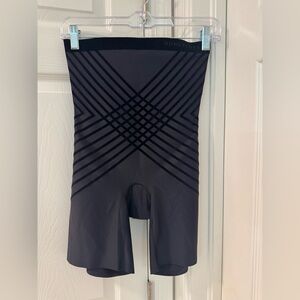 Honey love Silhouette High-Waist Short size large NWT black